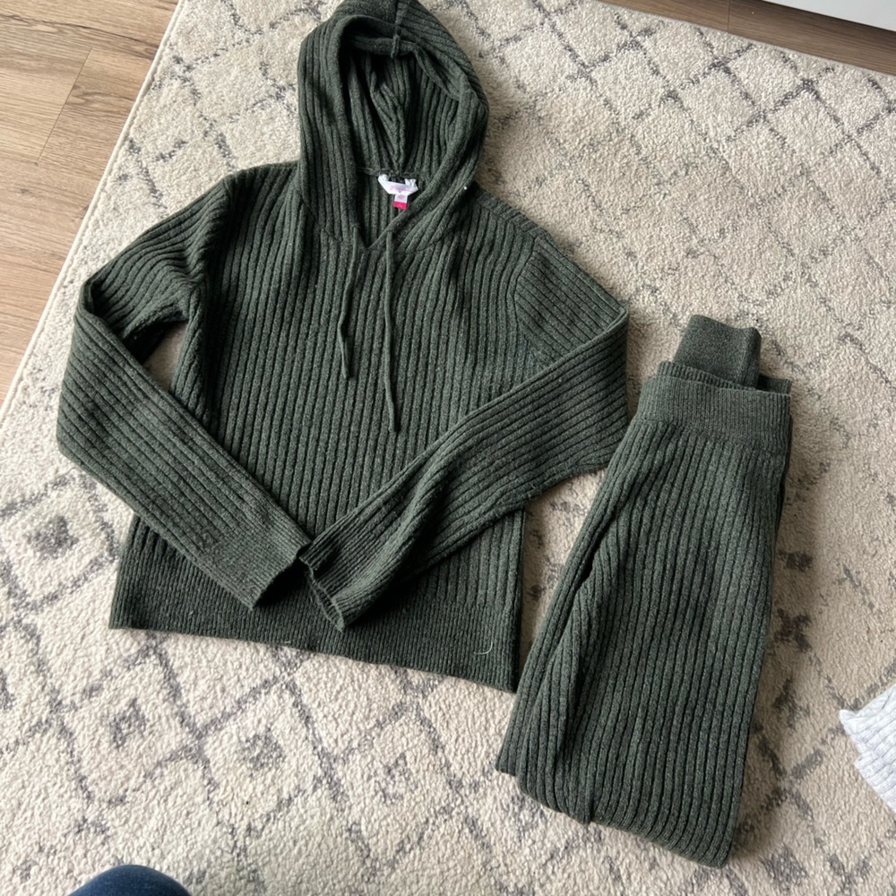 Green knit set